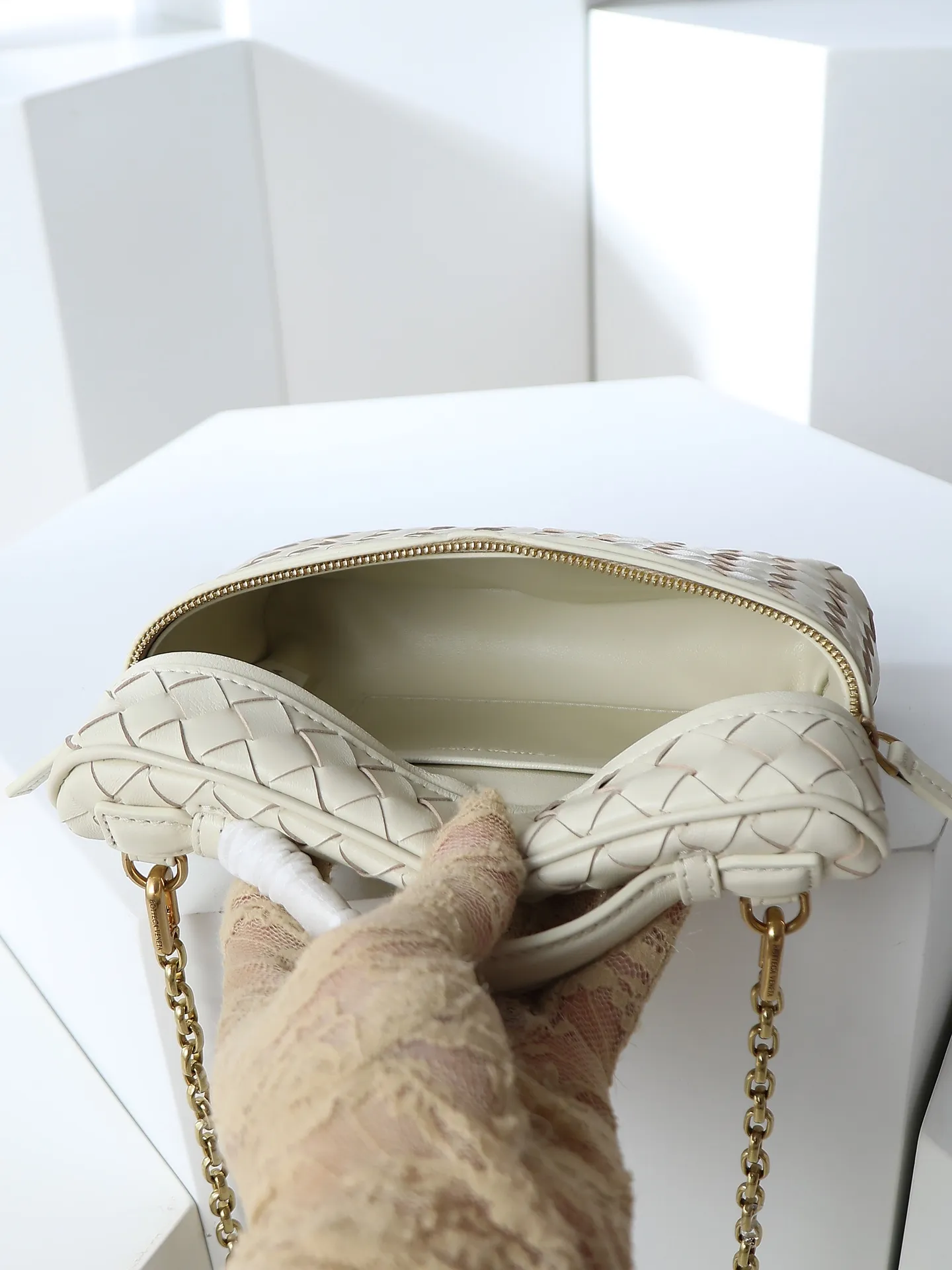 800. BOTTEGA VENETA2025 new women's small Soft Vanity bag adopts the classic Intrecciato weaving technique, inheriting the classics. The ring buckle design 😎 The light metal chain gives you a high-end sense of matching. The chain is removable, so you can wear it as a small bag ~ An elegant small bag that is perfect for participating in events. The overall body of the bag is as soft as marshmallow and can be easily kneaded, showing the strong toughness and high-end feel of the leather. The touch of sheepskin is so amazing. It is so healing when pinched! I have absolutely no resistance to small bags! ! ! Style number: 843800 Size: 19*14*3cm